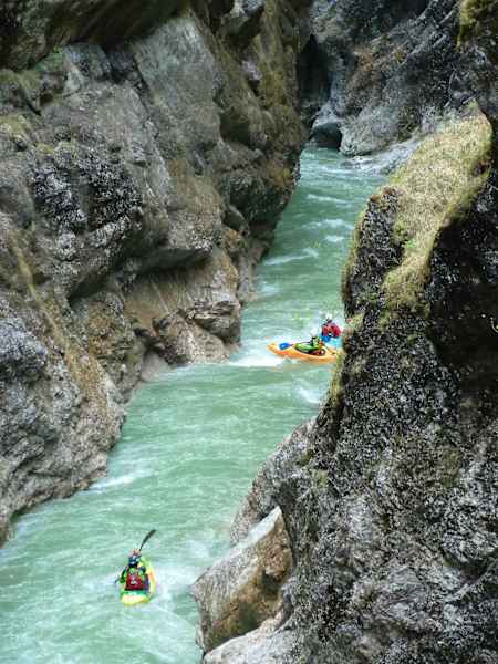 Kajakfahrer in der Tiefenbachklamm.