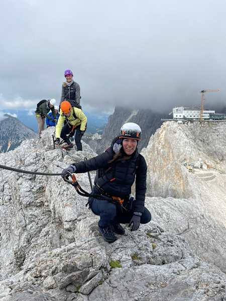 Am Koppenkarstein-Klettersteig - im Hintergrund die Bergstation der Dachstein-Seilbahn.