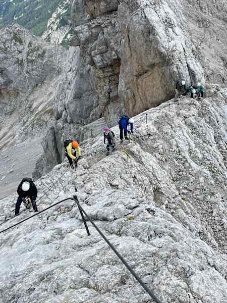 In luftigen Höhen am Koppenkarstein-Klettersteig am Dachstein.