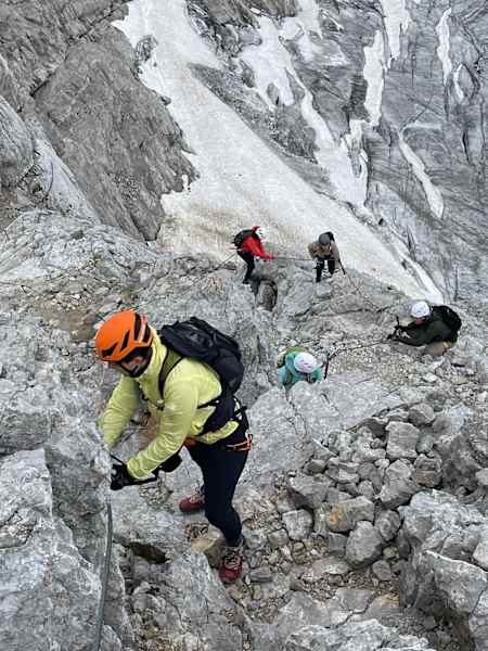 Schnee und viel loses Geröll - am Koppenkarstein-Klettersteig ist Konzentration gefragt.