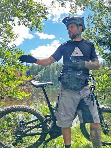 Unser Guide Raphael erklärt uns das Trailkonzept rund um den Ossiacher See