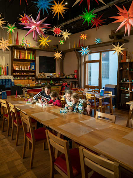 Am ersten Adventsonntag wird der Herrnhuter Stern zusammengebaut.