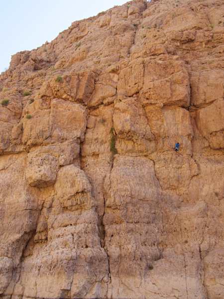 Toller Fels: Klettern im Wadi Daykah. Klettern Campen Wandern Oman Bergwelten Schoepf