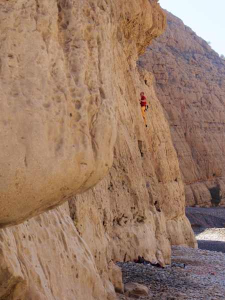 Toller Fels: Klettern im Wadi Daykah. Klettern Campen Wandern Oman Bergwelten Schoepf