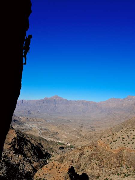 Der Autor hoch über der Wüste, Hadash. Klettern Campen Wandern Oman Bergwelten Schoepf
