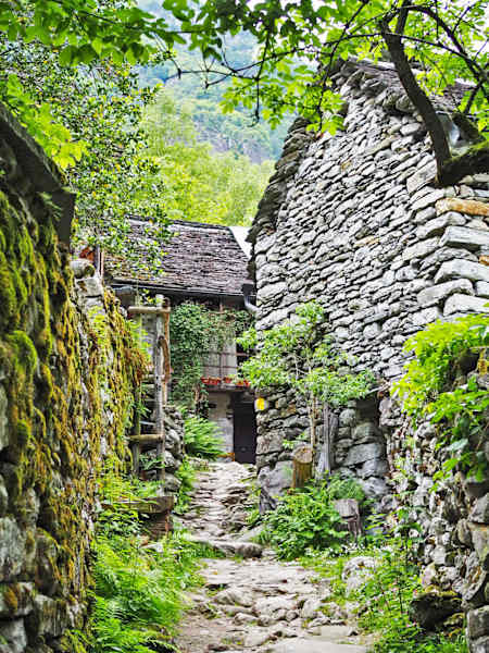 Der Sentiero-Weg verläuft neben der Verzasca und bietet eindrucksvolle Naturerlebnisse, Skulpturen und geheime Badeplätze.