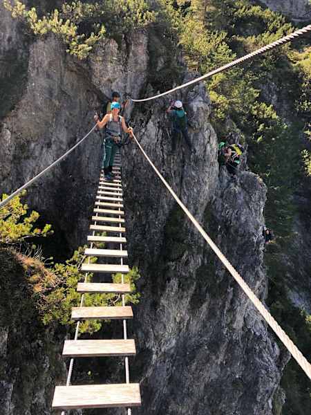 Luftige Hängebrücke am Klettersteig in der Silberbergklamm.