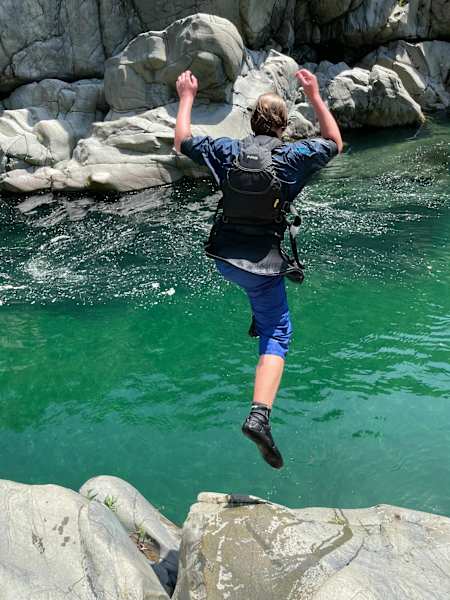 Schwimmen und Springen in den Gumpen im Valsesia