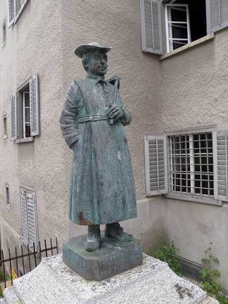 Spescha-Statue auf einem Brunnen in Disentis