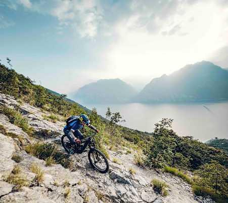 Anspruchsvoller, steiniger Trail mit Blick auf den Gardasee