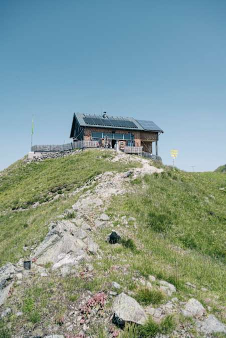 Die Kellerjochhütte thront über dem Unterinntal