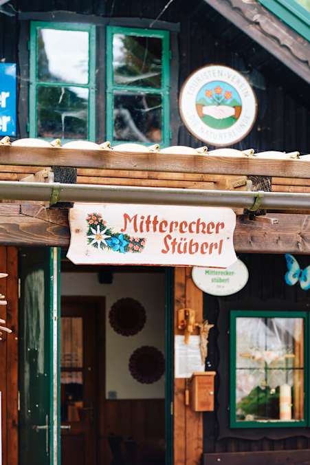 Die Jausenstation Mittereckstüberl liegt im oberösterreichischen Salzkammergut in einem Talkessel des Niedermittereckers.