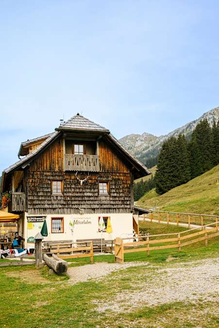 Die Möselalm liegt in den Gailtaler Alpen und ist von Weißbriach im Gitschtal und auch von Kirchbach im Gailtal aus erreichbar.