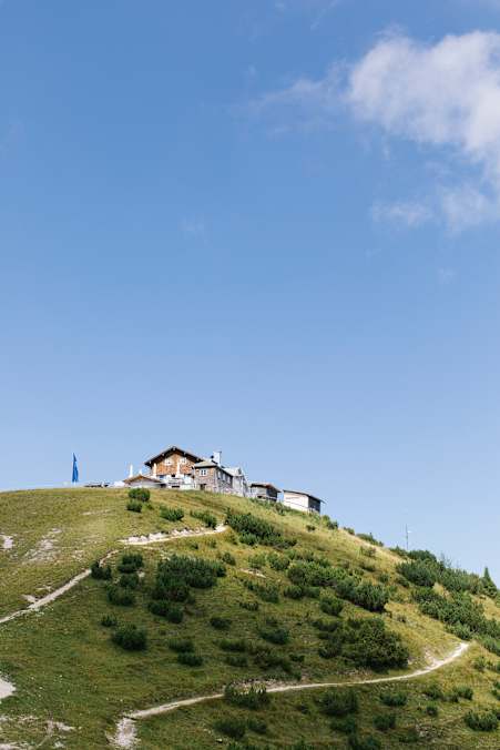 Oberhalb von Garmisch-Partenkirchen auf dem Gipfel des Wank im Estergebirge steht das Wankhaus direkt neben dem Gipfelkreuz.