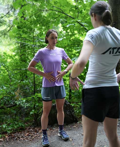 Sandra Saitner steht vor Nici und zeigt mit ihren Händen auf ihren Bauch.