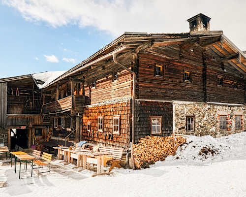 Die malerisch gelegene Halseralm in der Ramsau am Dachstein