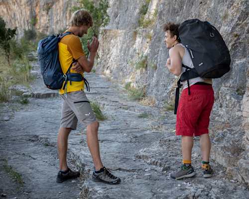 Simon Messner und Valentin Sattek beim Zustieg zum Klettergebiet Smokovac.