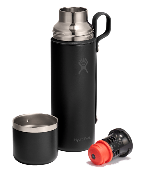 Schwarze Hydro Flask Hot Flask & Cup mit integriertem Becher und herausnehmbarem Verschlussaufsatz, ideal für heiße Getränke unterwegs.