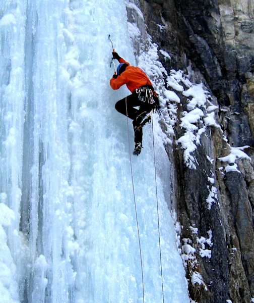 Roman beim Eisklettern in der Ruinenorgel im Gasteinertal, Salzburg