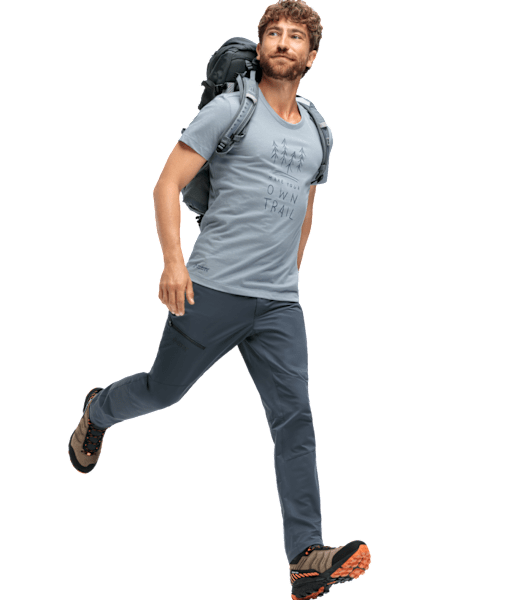 Mann in Maier Sports Outdoor-Outfit mit grauem Funktionsshirt, Wanderhose und Rucksack, perfekt für Trekking und Outdoor-Abenteuer.