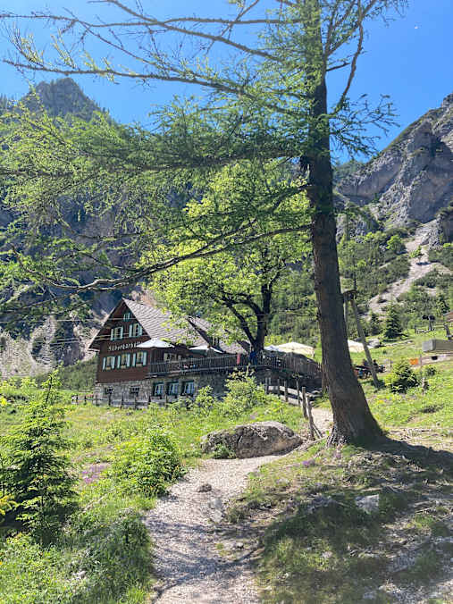 Die Silberkarhütte liegt im Herzen des Dachstein-Massivs.