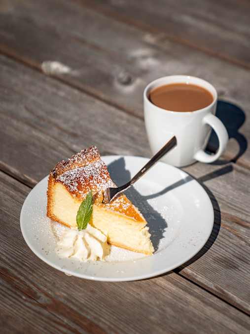 Kaffee und Kuchen dürfen natürlich bei Rast auf der Passauer Hütte nicht fehlen.