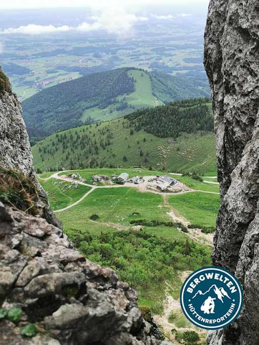 Die Steinling Alm von den Felsen der Kampenwand aus gesehen.