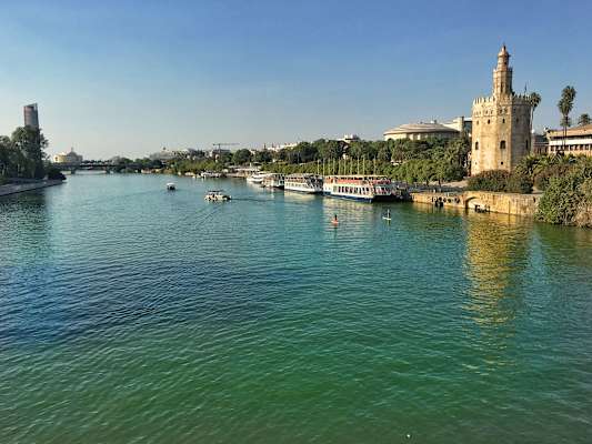 Der Guadalquivir samt Torre d'Oro in Sevilla. Im „Goldenen Turm“ stapelten die Spanier einst das Gold aus den Rauzügen durch Südamerika