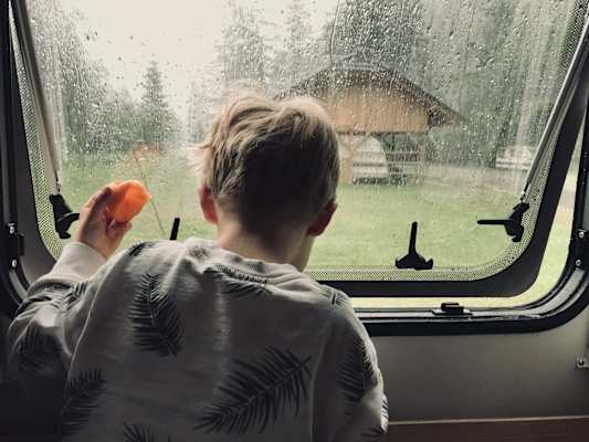 Essen als Überbrückung von Schlechtwettertagen. Vor allem das frische Obst von kleinen, sympathischen Ständen direkt an der Straße schmeckt großartig. Besonders lecker: Kirschen und Aprikosen.