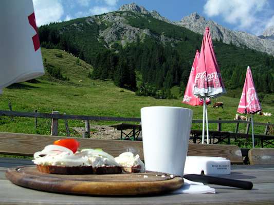 Produkte des Almsommers - die Alpenüberquerung ist auch eine kulinarische Reise.