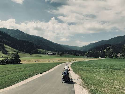 Ein lohnender Ausflug ist die Strecke von Luce nach Kamnik über Podvolovljek, einer schmalen Passstraße, die bei Rennradfahrern überaus beliebt ist. Kurz vor dem steilen Aufstieg in Serpentinen geht es links ab zum Repov Slap Wasserfall.