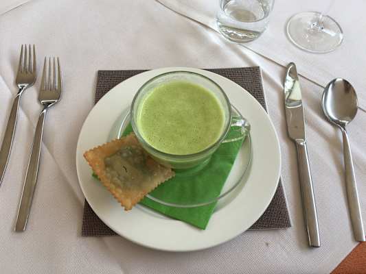 Spargelcappuccino mit Bärlauchschaum und kleinem Tirtl