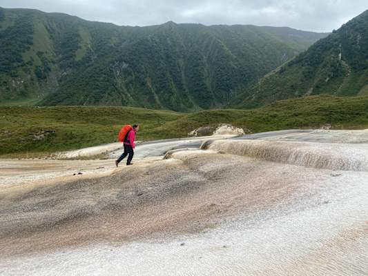 Schwefelige Vulkanlandschaft im Truso-Tal