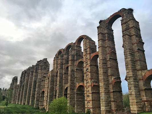 Das römische Aquädukt von Mérida ist 700 m lang und knapp 30 m hoch