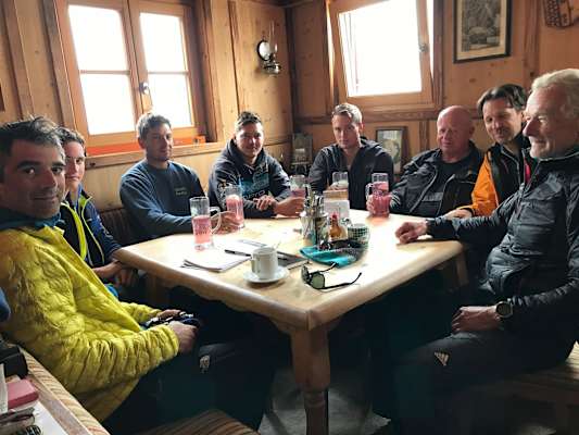 Kurze Pause in der alten Seethalerhütte – die Mannschaft der Baufirma mit Baufirmenleiter Gerhard Steger (2. von rechts), Architekt Stephan Hoinkes (1. von links) und Richard Goldebrand, Alpenverein Austria (1. von rechts).