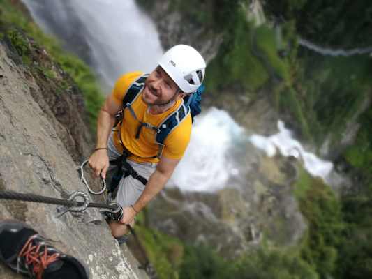 Luftige Kletterei neben dem Stuibenfall