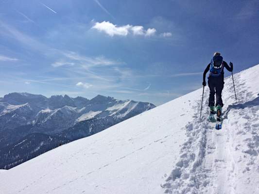 Wer sich im alpinen Gelände auskennt, auf den warten wunderschöne Skitouren rund um Steinberg am Rofan.