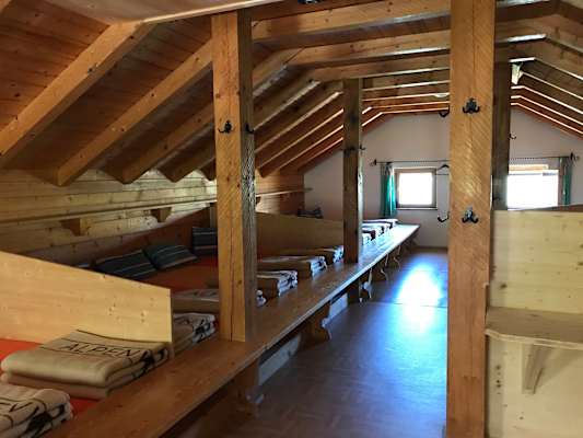 Das Lager im obersten Stock sieht gemütlich aus