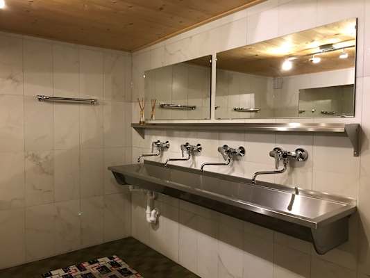 Alles ist blitzsauber - die Waschräume der Damen