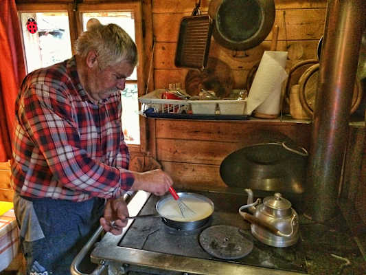 Erich Gatt beim Muskochen auf der Zeischalm