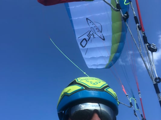 Christian Holzer mit Gleitschirm