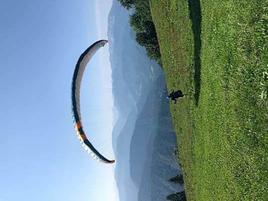 Paragleiter beim Start am Gipfel des Schobersteins
