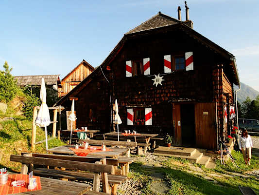 Die idyllische Grazer Hütte im Bergsteigerdorf Steirische Krakau