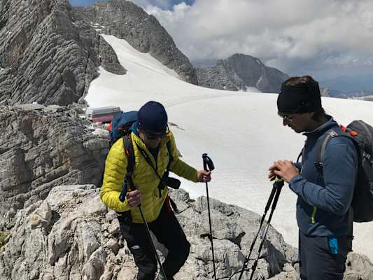 Juni 2018: Es geht weiter. Architekt Stephan Hoinkes und Baufirmenleiter Gerhard Steger vor der Baustelle am Fuße des Dachsteins.