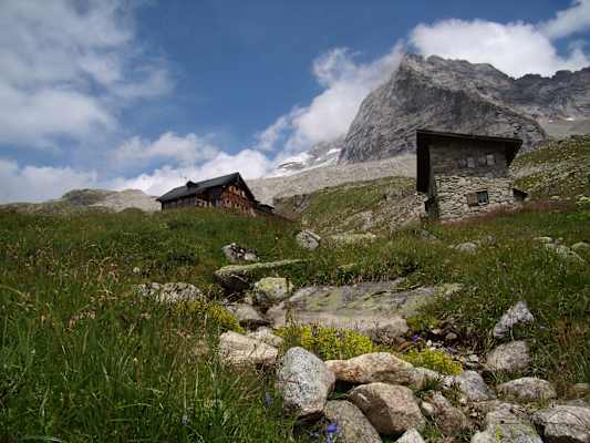 Die Geraer Hütte im Bergsteigerdorf St. Jodok, Schmirn- und Valsertal ist Ausgangspunkt für die Besteigung von Olperer und Fußstein.