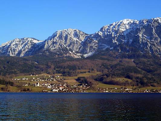 Bergsteigerdorf Steinbach am Attersee mit dem Höllengebirge