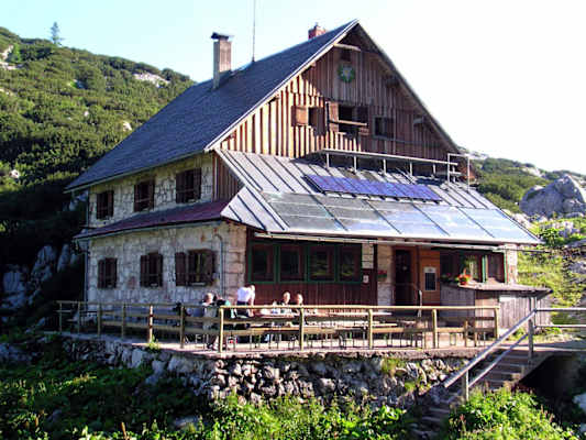 Die Pühringerhütte am Elmsee ist ein schöner Stützpunkt im Toten Gebirge