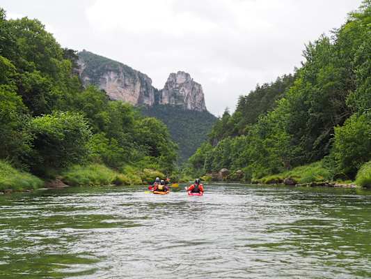 Einsam paddelt man am Tarn durch unberührte Flusslandschaft