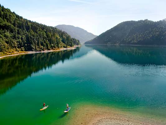 Mit dem SUP über den Sylversteinstausee in Bayern
