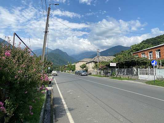 Das Dorf Lagodekhi im Kaukasus